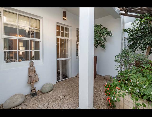 2 BEDROOM APARTMENT FOR SALE IN SEA POINT